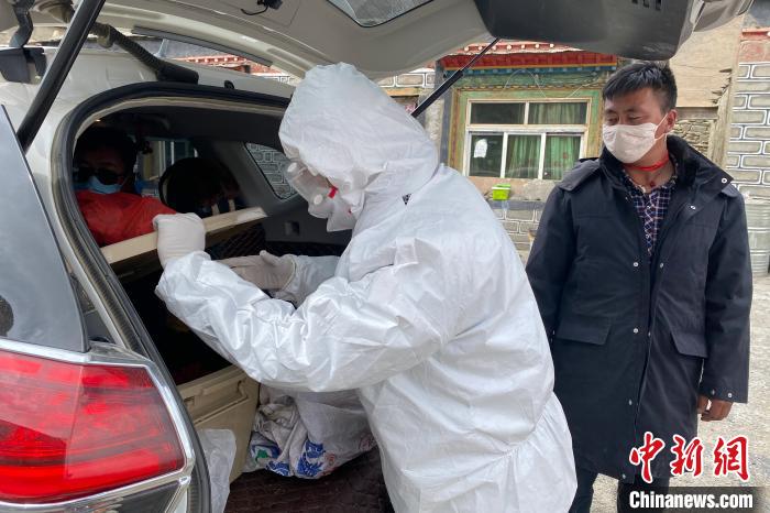 图为日喀则边境管理支队嘎拉边境检查站民警加强二线检查。 杨淋 摄