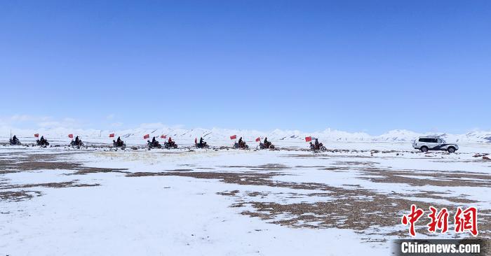 图为日喀则边境管理支队昌果边境派出所摩托车巡逻队在边境一线巡逻。 王卿龙 摄