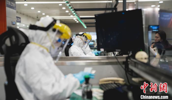 边检验证台里民警正紧张忙碌着。 董权辉 摄