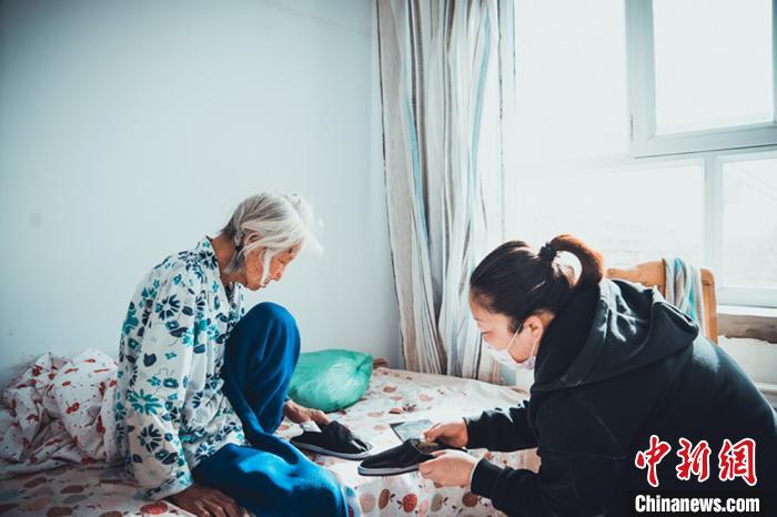 图为宋敏照顾老人的生活起居。 刘升 摄