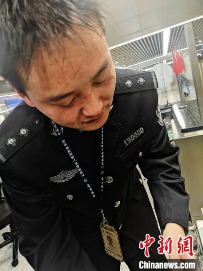 边检民警脱去防疫装备的瞬间。 杨夏杰 摄