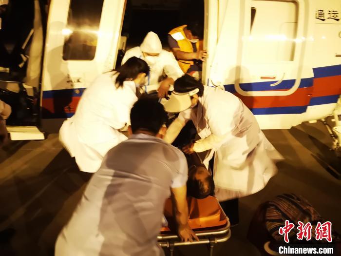 渔民海上突发急病直升机出动接力海警救援