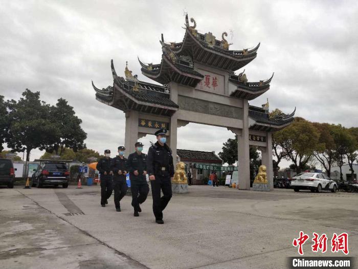 警方安排警力在执勤中 张践 摄