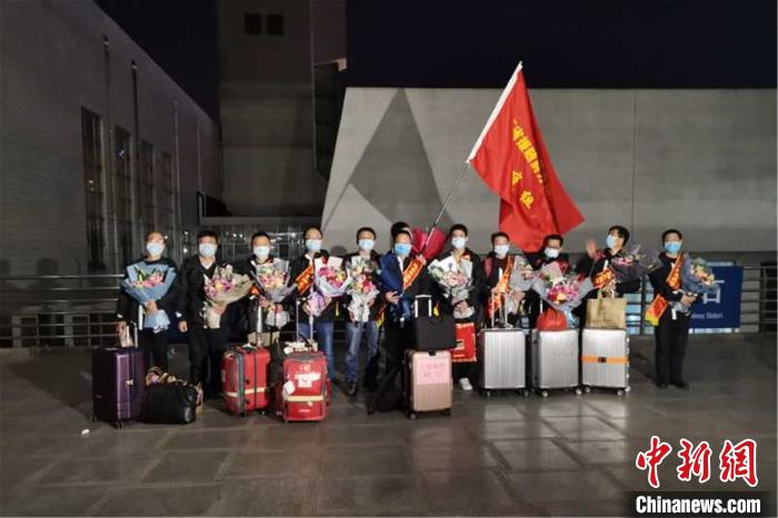 4月6日晚,凯旋回赣的江西省支援随州防疫队员合影。 龚晶晶 摄