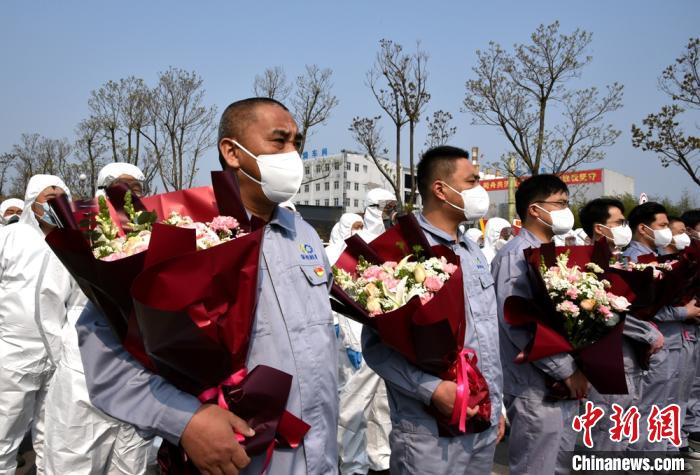 吴常伟等7勇士归队后,与“战友”们同唱国歌。 朱志庚 摄