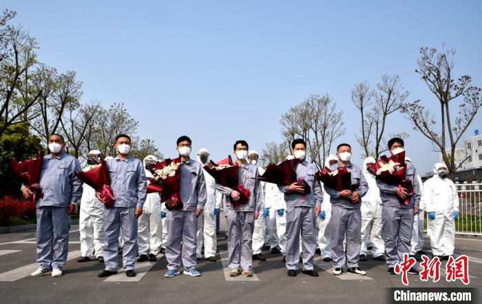 蓝天下,危废中心100余名职工一起参加升国旗仪式。 朱志庚 摄