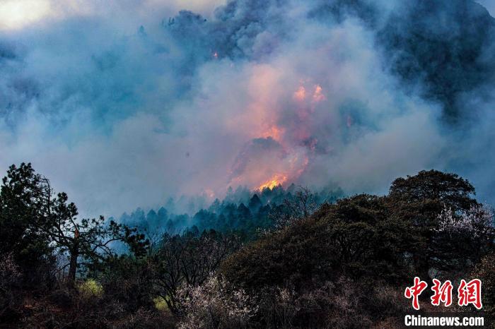 14日17时35分,林芝市巴宜区尼西村附近发生山火。 王述东 摄