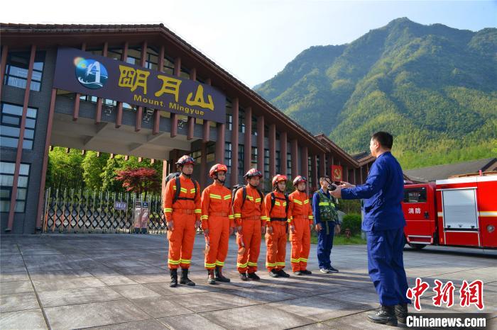 湖南游客江西明月山迷路被困一天一夜消防24小时深山营救(图)
