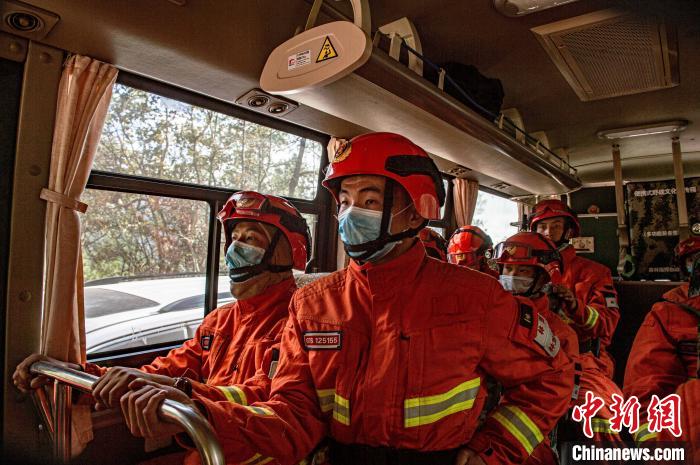 14日17时35分,林芝市巴宜区尼西村附近发生山火。图为消防指战员前往救援。 王述东 摄