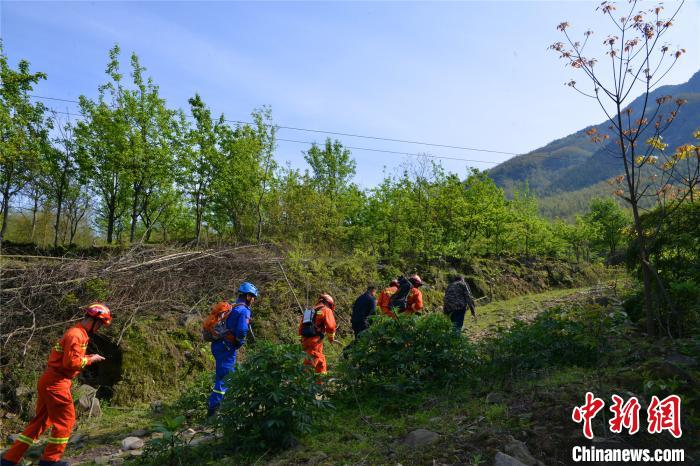 4月12日下午4时许,江西省宜春市消防救援支队指挥中心接到报警,宜春明月山景区一名52岁男性湖南籍游客在深山中迷路被困,需要消防救援。 江西消防 摄