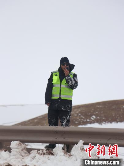 图为4月22日,西藏安多县公安局民警顶风冒雪疏导交通。安多县公安局 供图