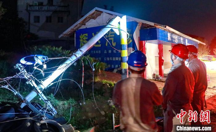冰雹袭击致福建龙岩电网受损供电部门紧急抢修保供电