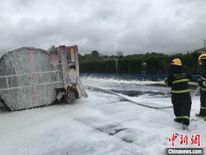 消防队员处置险情 张智彬 摄