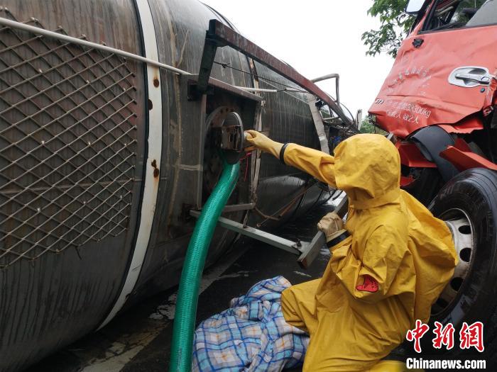 转运罐内乙醇 张智彬 摄