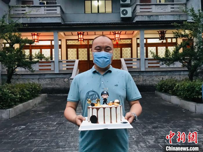 顾剑飞过了一个难忘而惊喜的生日。磐安公安提供