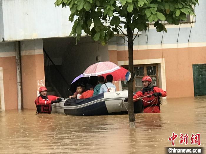 图为崇左消防转移被困宿舍楼人员 桂消宣 摄