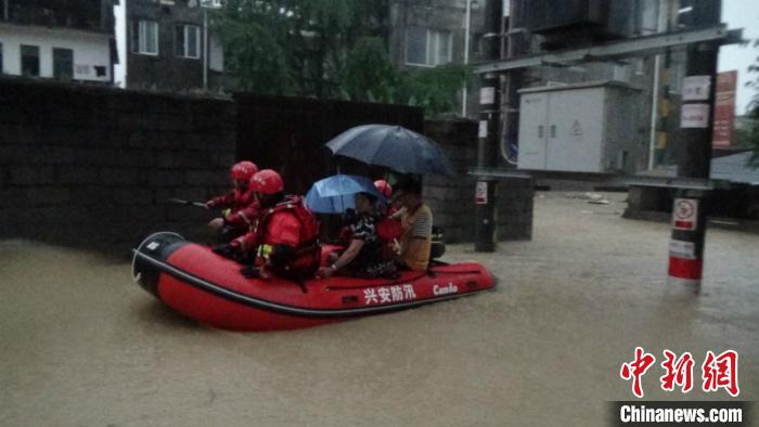 广西多地遭暴雨袭击消防抢救疏散遇险被困群众115人