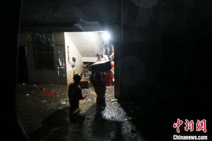 图为梧州消防救援被困人员 桂消宣 摄