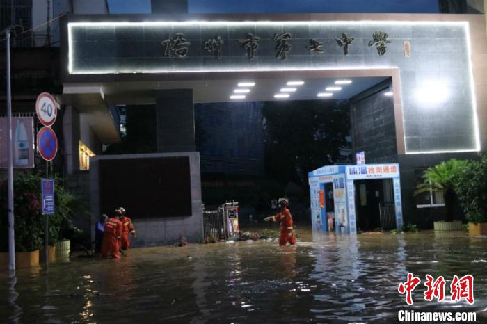 图为梧州长洲区红岭路第七中学发生内涝 桂消宣 摄