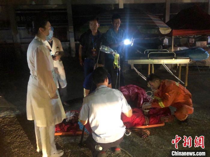 当天23时10分左右,经过10个小时的紧张搜救,3名驴友被成功转移到圣堂山脚下。 金秀宣传部 摄