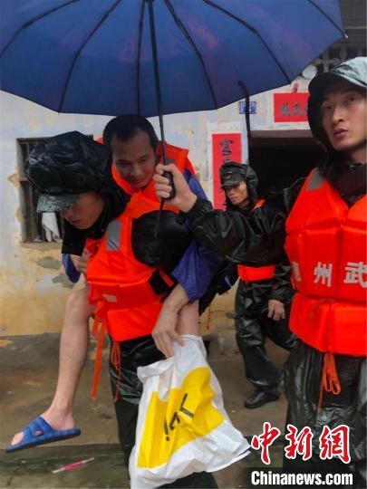 武警广东总队惠州支队官兵在抗洪抢险救援现场 孙子斌 摄