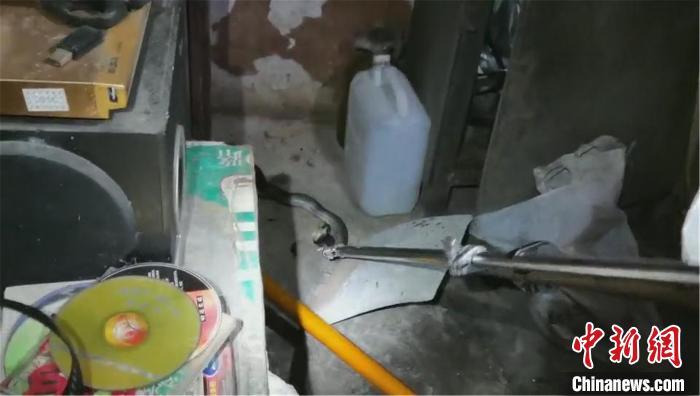 广东惠州一村民半夜家中现毒蛇