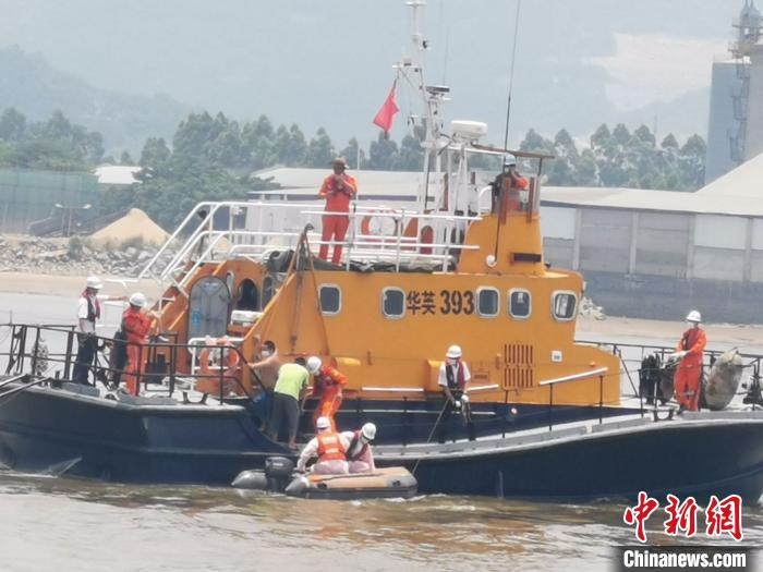 图为东海救助局救援人员将遇险船员转移至“华英393”艇。 张志波 摄