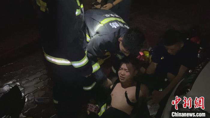 队友们和现场的群众一起合力褪去闻一凡身上厚厚的灭火服,将其抬至阴凉处休息。 徐州市消防救援支队供图 摄