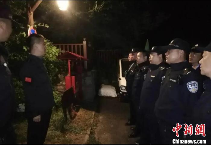 图为救援人员集合出发。 怀来县公安局供图 摄