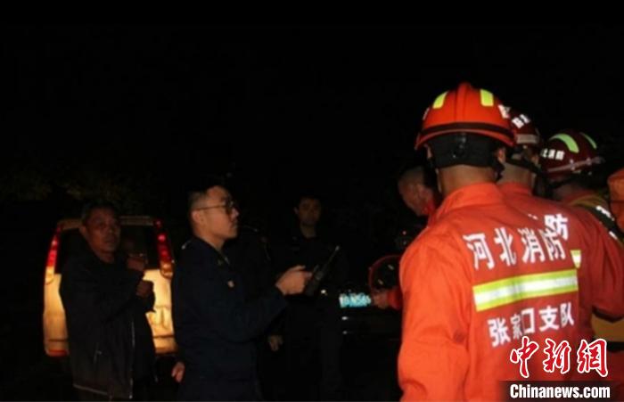 40名北京游客被困深山张家口警方星夜救援