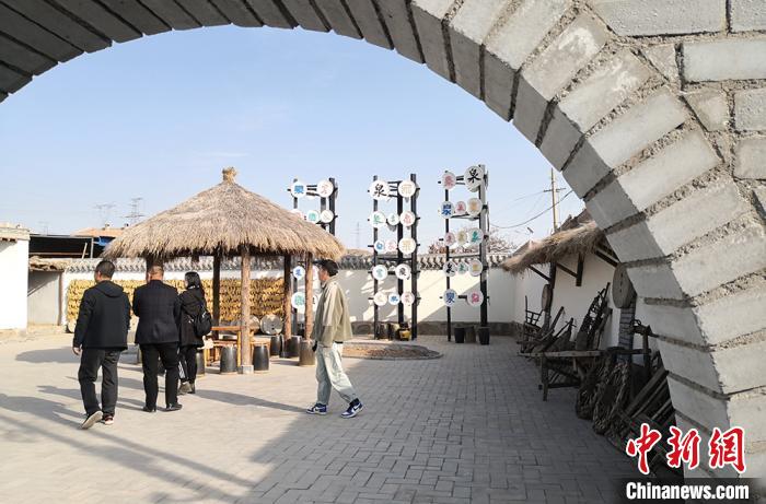 图为甘肃省白银市平川区宝积镇响泉村通过美丽乡村建设,吸引游客游玩参观。(资料图) 刘玉桃 摄