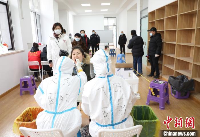 12月23日,辽宁大连,市民进行核酸检测。 杨毅 摄