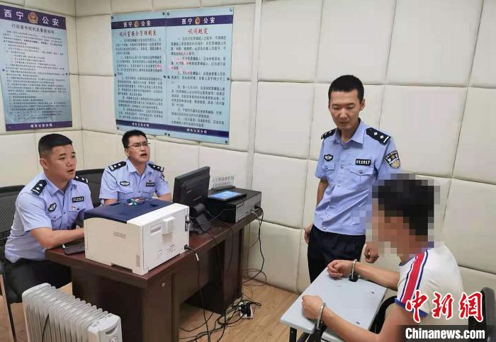 图为马元芾(左二)审问犯人。受访者供图