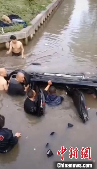 轿车翻入河道多位热心市民跳河救人
