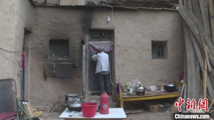 古稀老人守墓30年:把墓守好把烈士看好