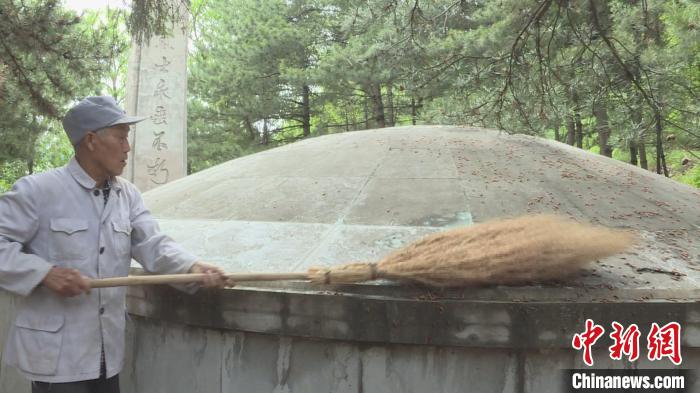 赵乃堂每天都往返烈士陵园,查看墓碑情况,打扫落叶,清理碎石。 视频截图 摄