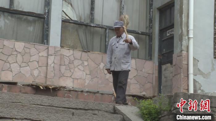 76岁的赵乃堂在黄崖洞烈士陵园守墓30年。 视频截图 摄