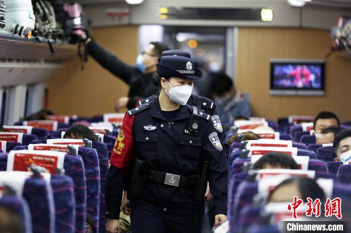 “朱槿花”女子乘警组列车上开展巡逻。 张一凡 摄