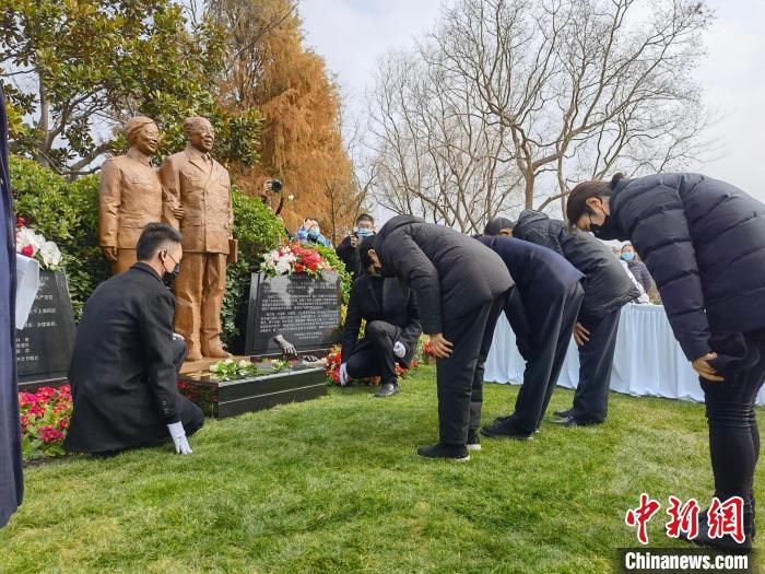 吴老亲人献花。 陈静 摄