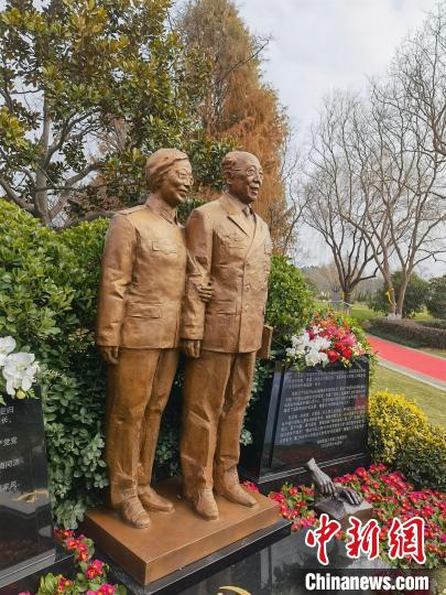 吴孟超伉俪铜像。 陈静 摄