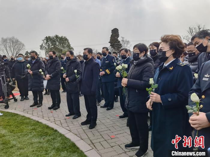 全体家属及来宾依次上前鞠躬致敬并献花。 陈静 摄