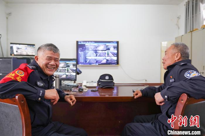 回忆起过往的陆义章、林忠明不由地笑起来。 张一凡 摄