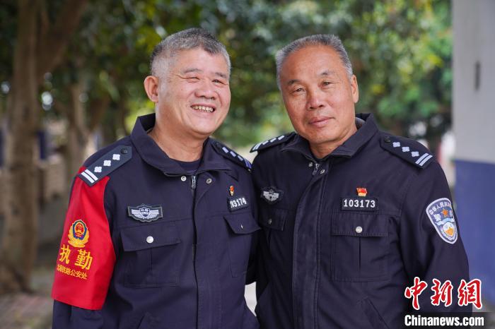 陆义章、林忠明在镜头前合影。 张一凡 摄