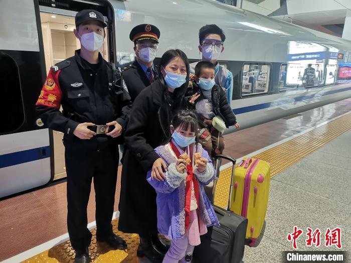 乘客大意将幼儿滞留列车上列车长帮孩子找回亲人