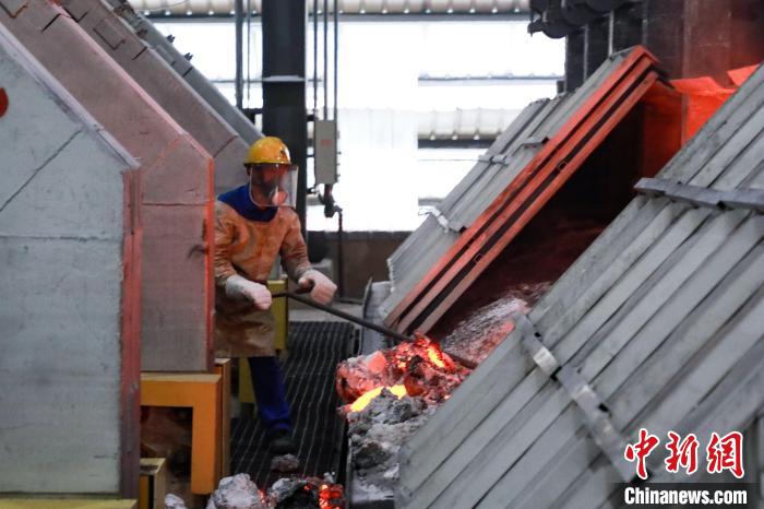 图为百色铝生产企业复产。 王伟臣 摄