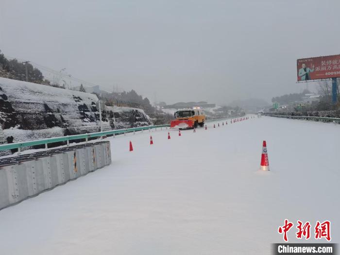 贵州积雪最深12厘米网友调侃:最“二”的日子实现看雪自由