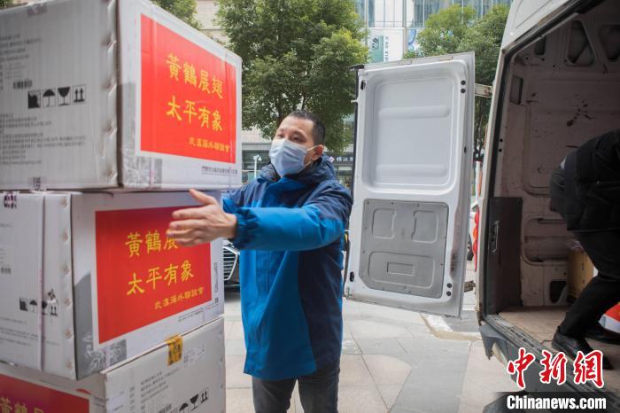 武汉海外联谊会捐赠的抗疫物资运往香港