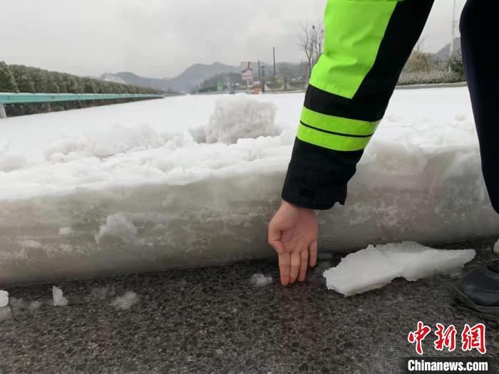 图为贵州高速路上的积雪。 龙安州 摄