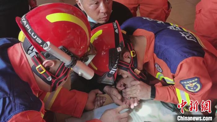 山西灵石:男子遭遇铁环卡手18个小时后脱困