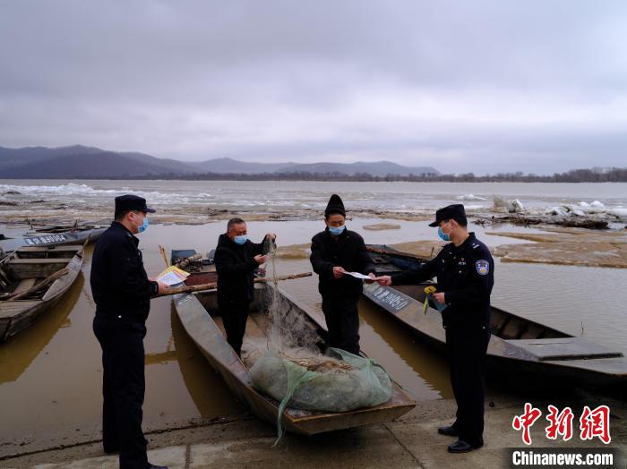 民警对准备下江作业人员进行边境法律法规宣传。 徐义 摄